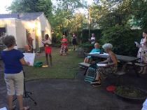 Zanggroep Puur repeteert in de tuin in coronatijd